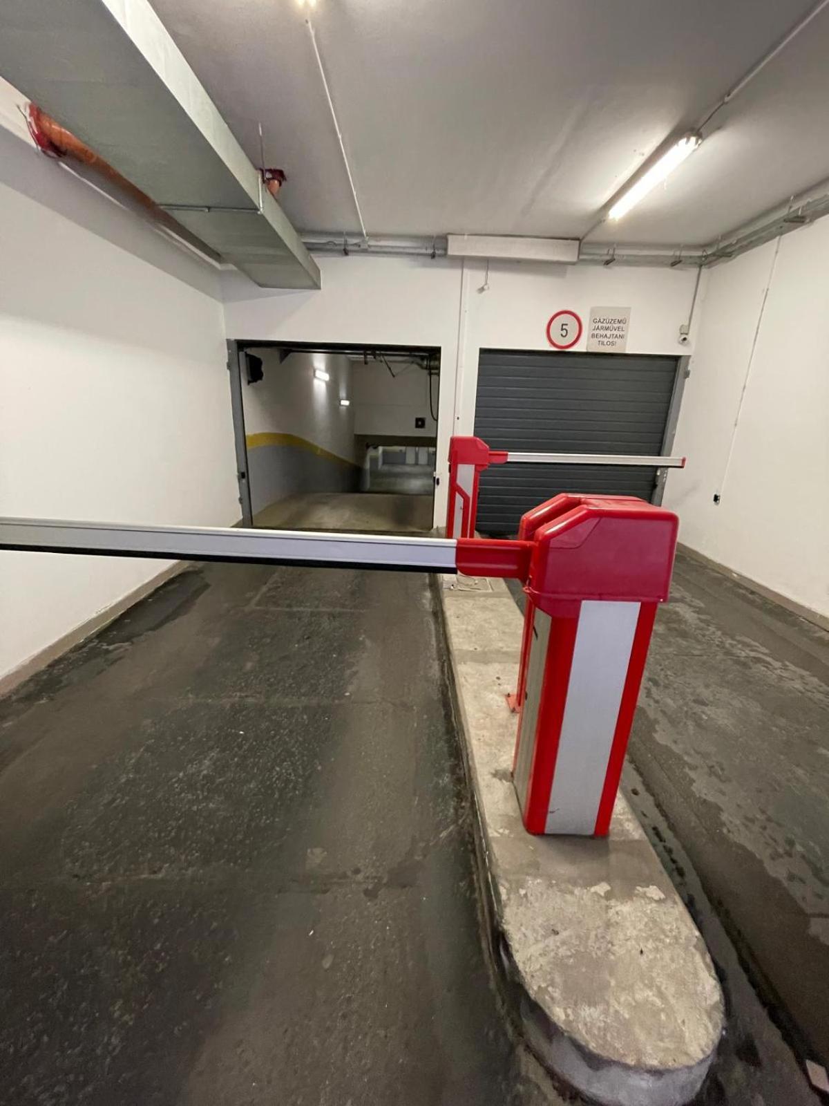 Szekely Near Deak Ferenc Square With Free Parking In Garage Apartman